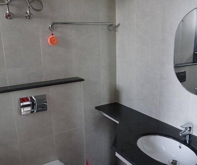 هتل Solitaire Service Apartments