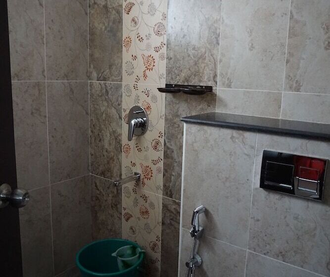 هتل Solitaire Service Apartments