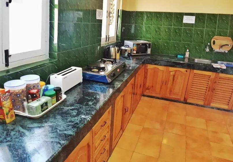 تختخواب و صبحانه Karma Suites