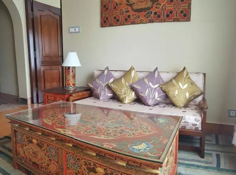 تختخواب و صبحانه Karma Suites