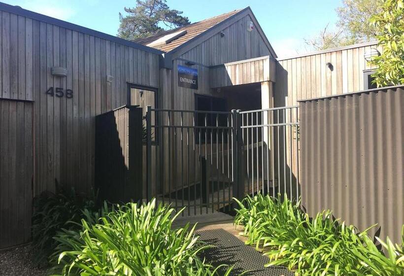 住宿加早餐  On The River