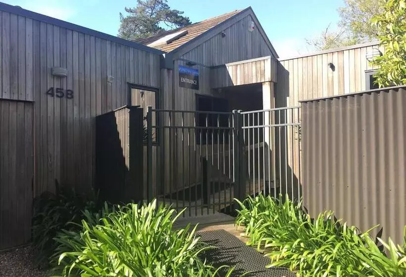 تختخواب و صبحانه On The River