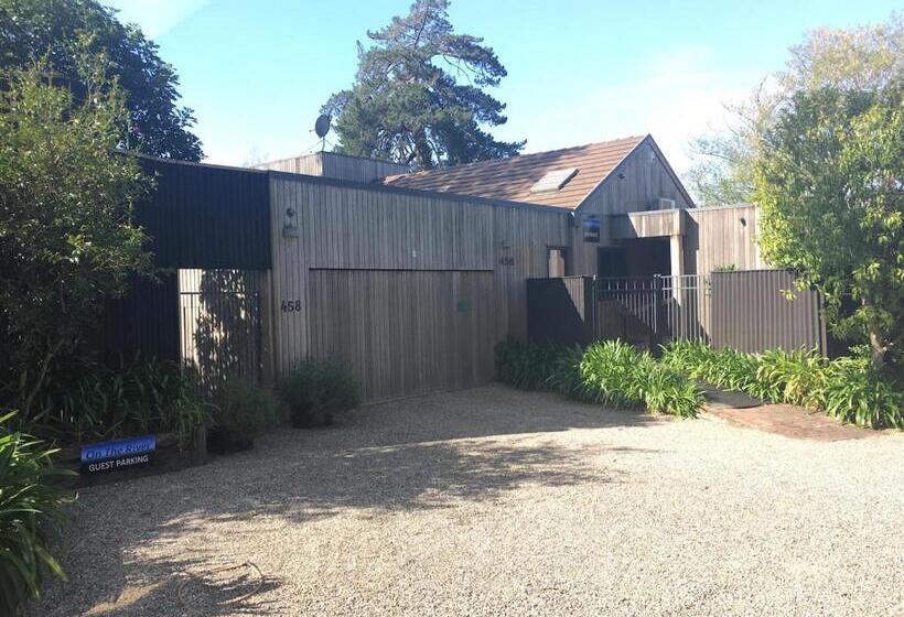 住宿加早餐  On The River