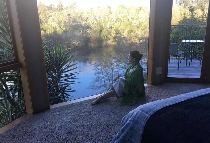 تختخواب و صبحانه On The River