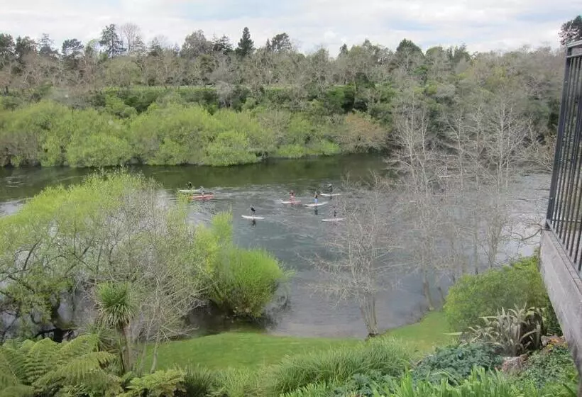 تختخواب و صبحانه On The River