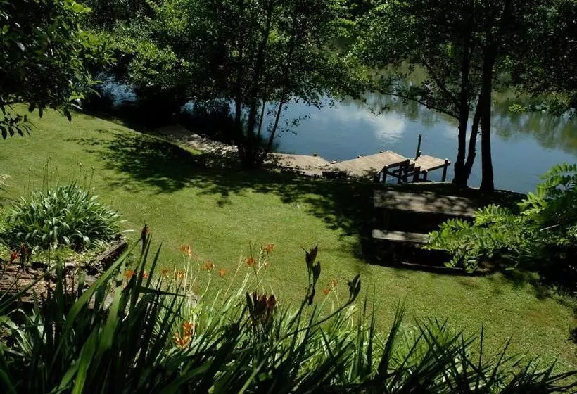 تختخواب و صبحانه On The River