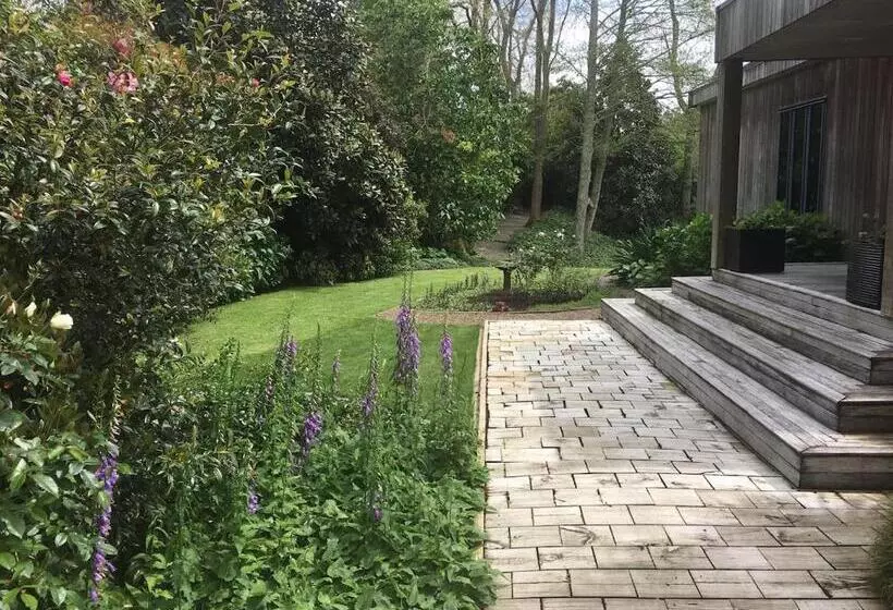 تختخواب و صبحانه On The River