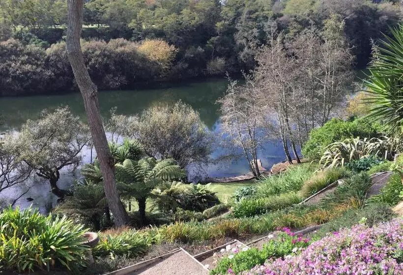 تختخواب و صبحانه On The River