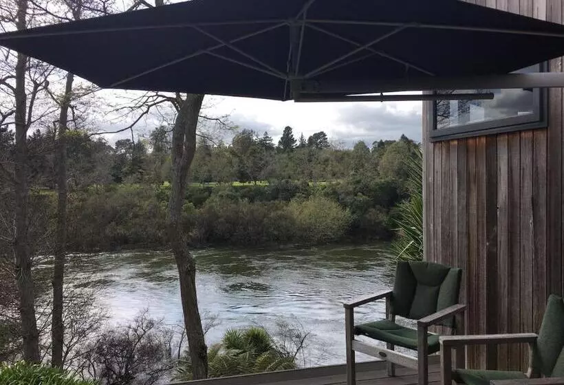 تختخواب و صبحانه On The River