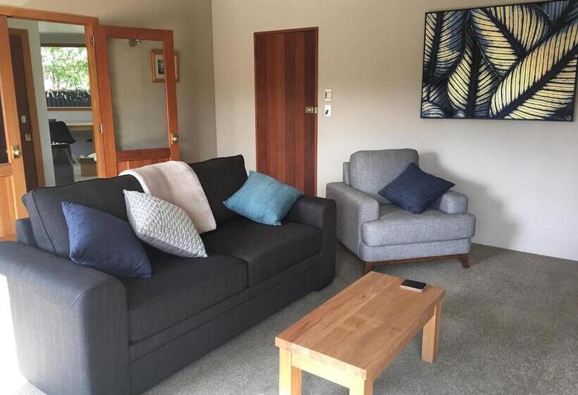 住宿加早餐  On The River