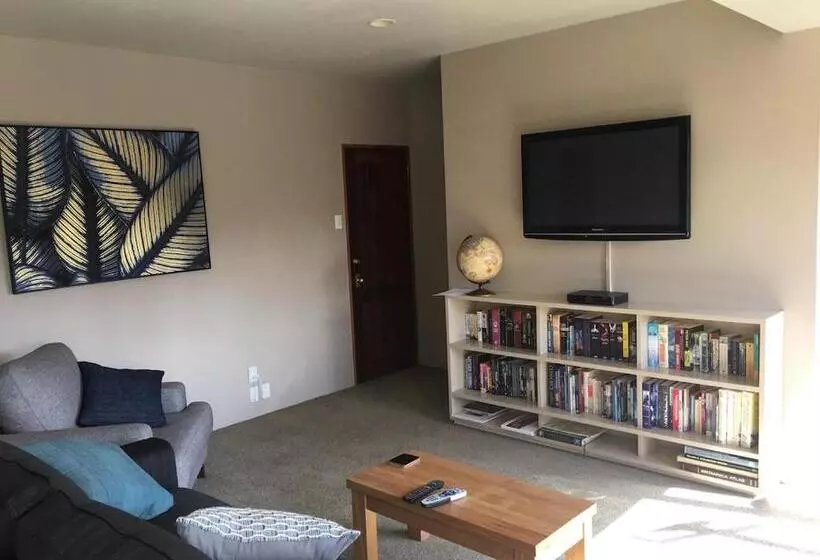 تختخواب و صبحانه On The River