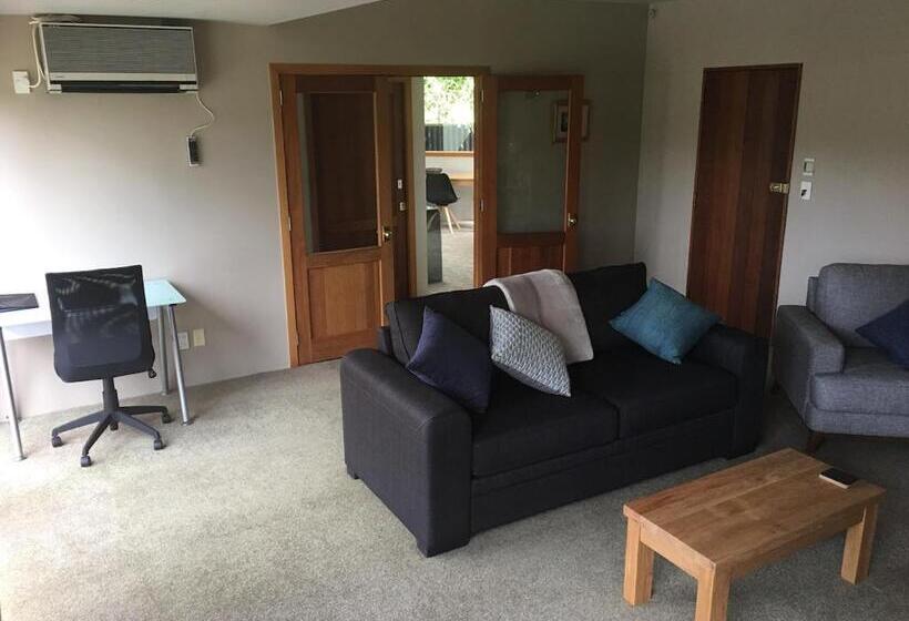 住宿加早餐  On The River