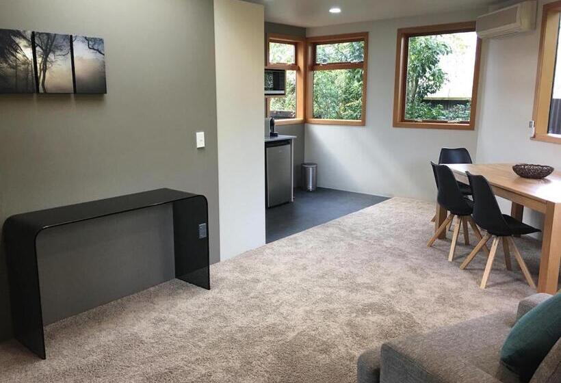 住宿加早餐  On The River