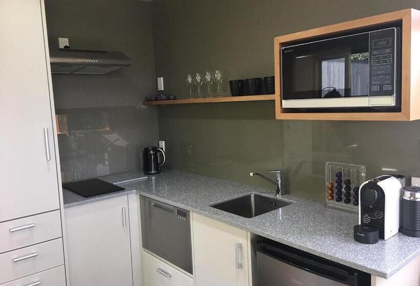 住宿加早餐  On The River