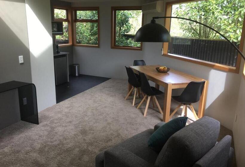 住宿加早餐  On The River