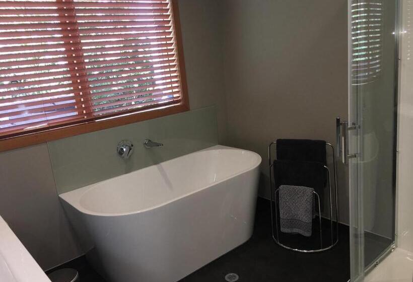 住宿加早餐  On The River