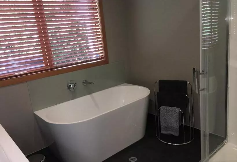 تختخواب و صبحانه On The River