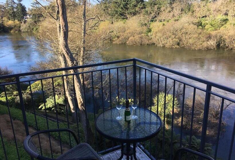 住宿加早餐  On The River