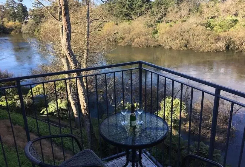 تختخواب و صبحانه On The River