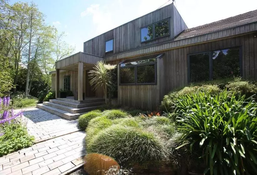 تختخواب و صبحانه On The River