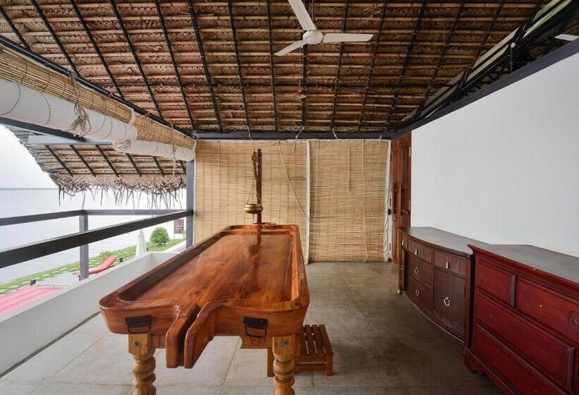 リゾートホテル Stayvista At The Rain   River Villa With Infinity Pool