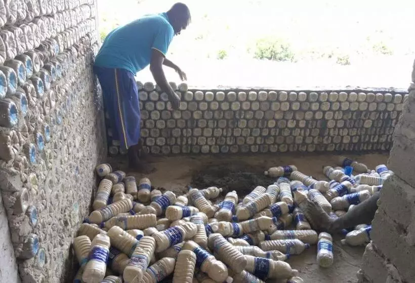 تختخواب و صبحانه Habibis Bottle House
