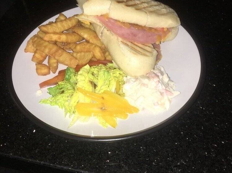 تختخواب و صبحانه The Harvest Coaching Inn