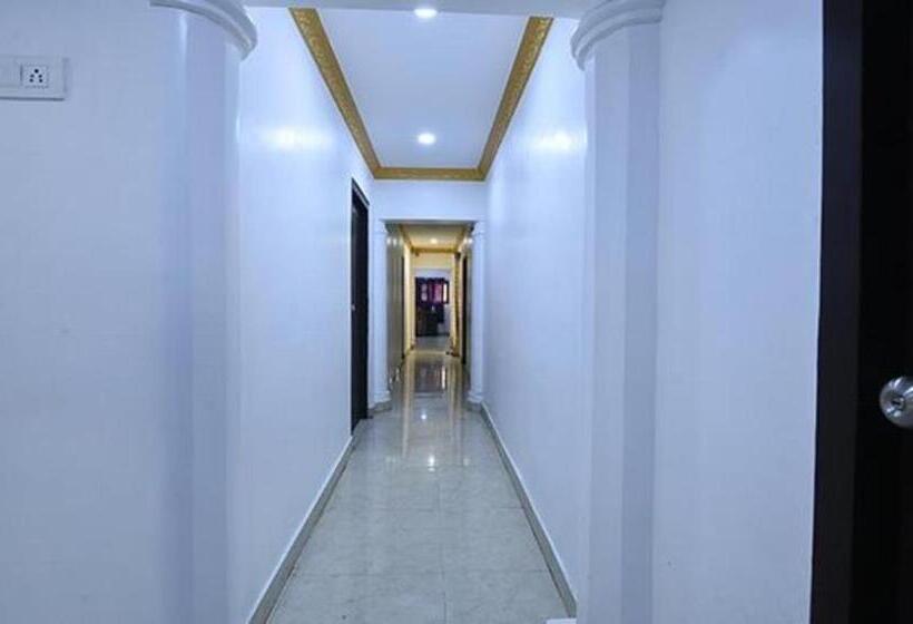 Hotel Fabexpress Lloyds Inn   Nr Valluvar Kottam Monument & Korea Embassy