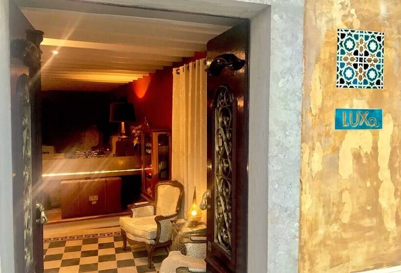 هتل Luxa Charmhouse