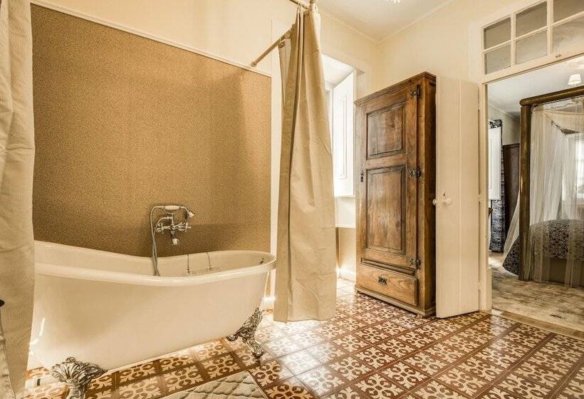 هتل Luxa Charmhouse