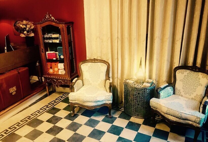 هتل Luxa Charmhouse