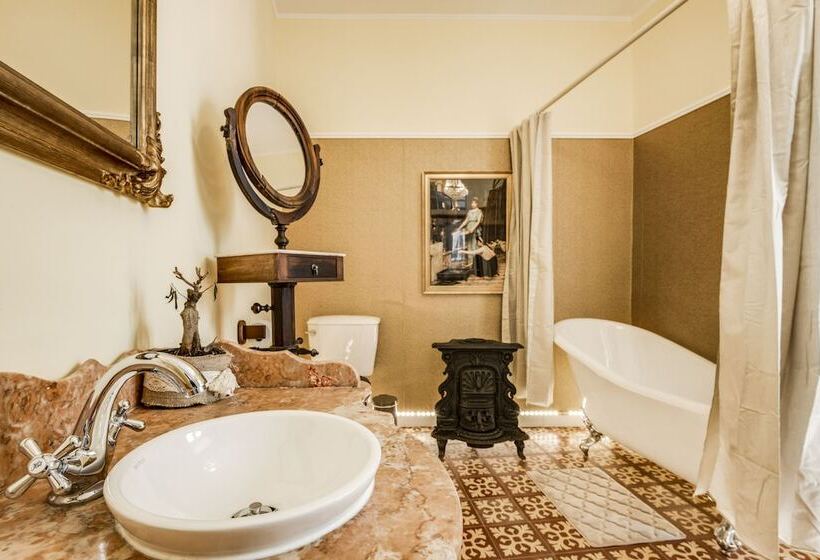 هتل Luxa Charmhouse