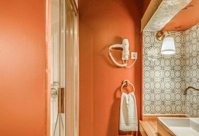 هتل Luxa Charmhouse