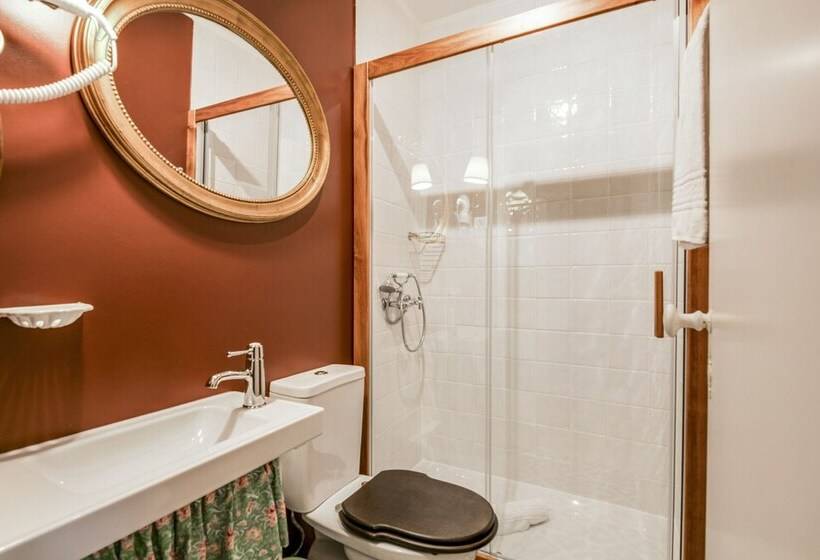 هتل Luxa Charmhouse