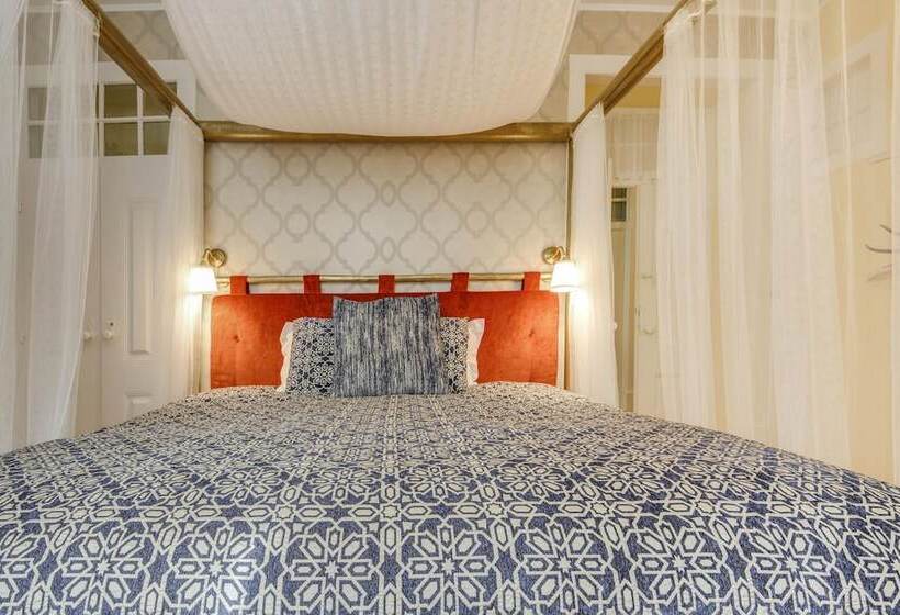 هتل Luxa Charmhouse