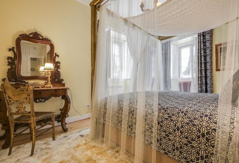 هتل Luxa Charmhouse