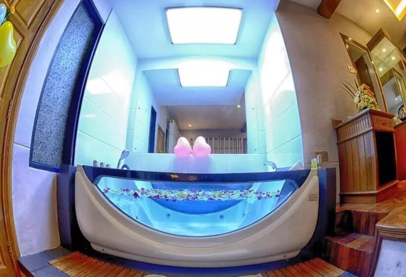 Shwe Taung Tan Hotel   Lake View