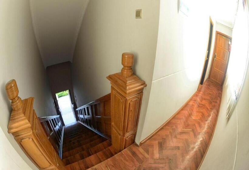 Shwe Taung Tan Hotel   Lake View