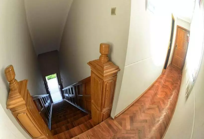 Shwe Taung Tan Hotel   Lake View