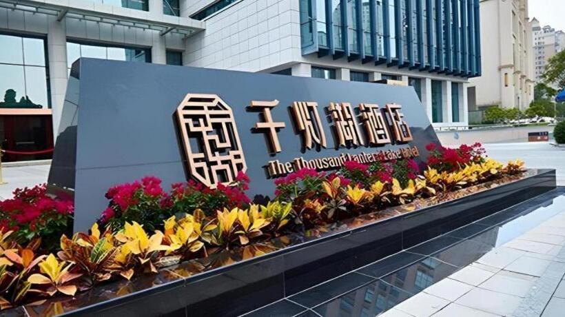 בית מלון כפרי The Thousand Lantern Lake