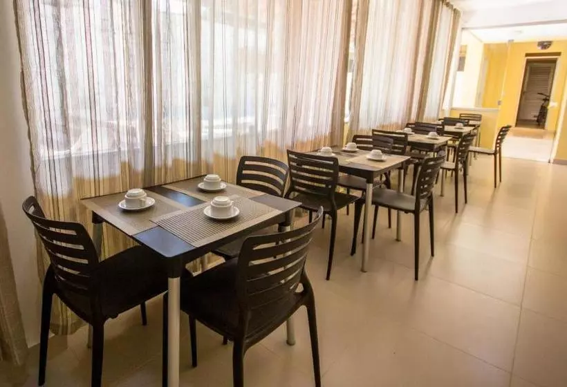 ホテル Equinocios Essential