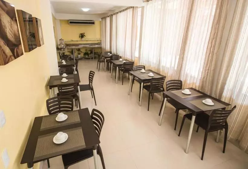 ホテル Equinocios Essential