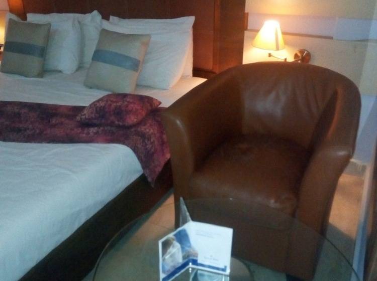 Signatious Hotel And Suites Delta