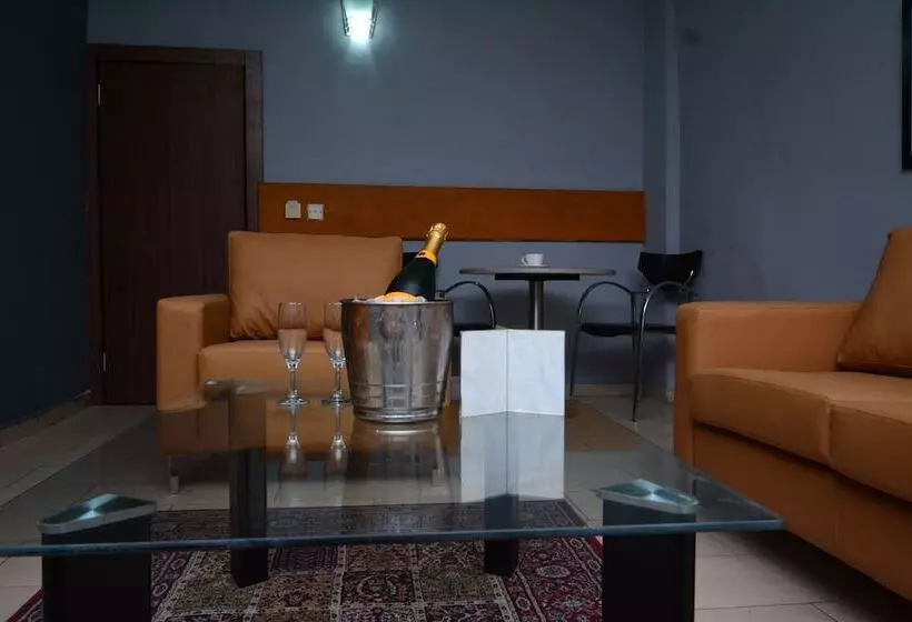 Signatious Hotel And Suites Delta