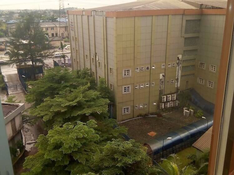 Signatious Hotel And Suites Delta