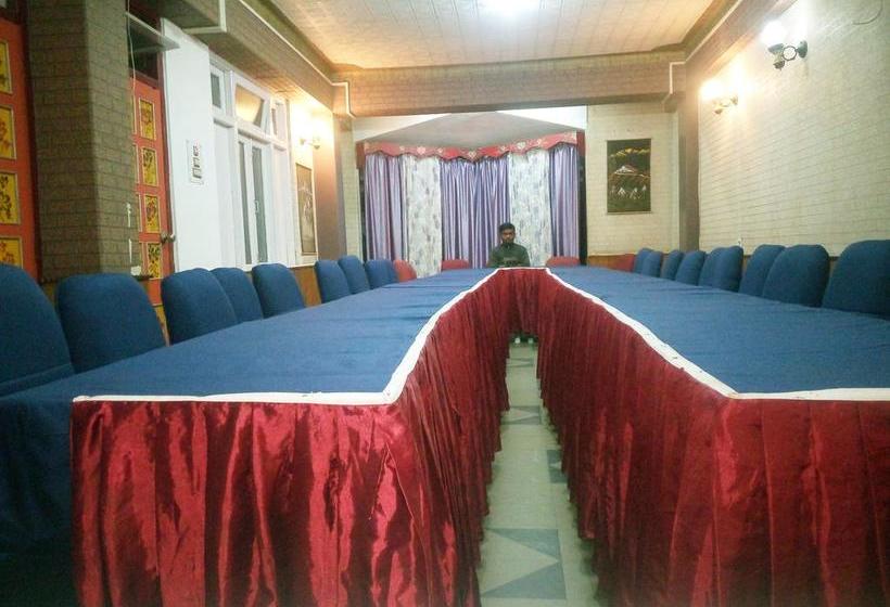 فندق Collection O 6932 Make Holiday Snow Lion