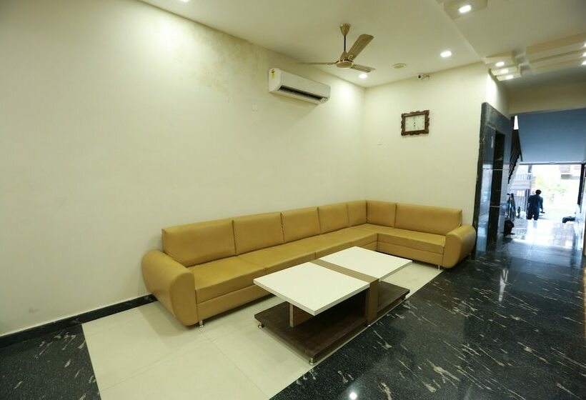 Отель Oyo 9007 Royal Crown