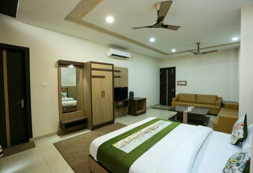 Отель Oyo 9007 Royal Crown