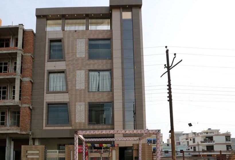 Отель Oyo 9007 Royal Crown