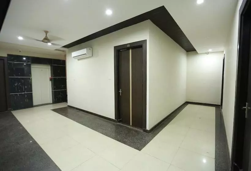 Hotelli Oyo 9007 Royal Crown